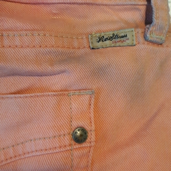 Levi's 8 pink tie dye shorts - Picture 2 of 4